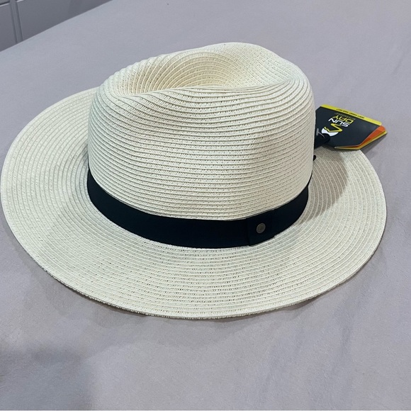 Beach/Sun Hat - Picture 2 of 4